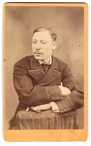 Fotografie R. Roberts Willson, London, 48 Penrose St., Portrait charmanter Herr im Jakett