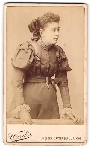 Fotografie Ward's, Chelsea, 421 King's Road, Portrait schönes Fräulein mit lockigem Haar