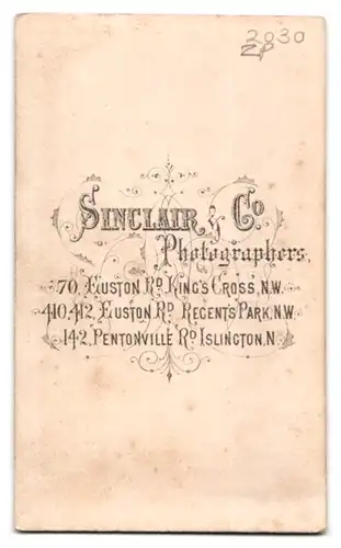 Fotografie Sinclair & Co., London, 70 Euston Road, Portrait dunkelhaariger Mann mit lockigem Haar im Anzug