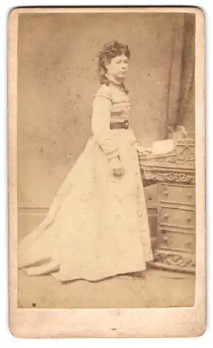 Fotografie J. Guthrie Hale, Newport, Portrait bildschönes Fräulein im prachtvollem Kleid