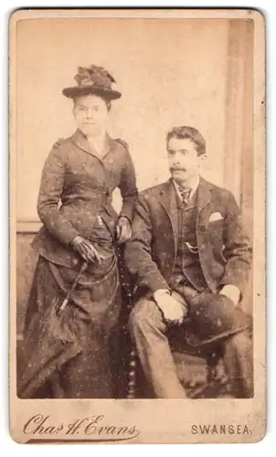 Fotografie Chas. H. Evans, Swansea, St. Helens Road, Portrait eines elegant gekleideten jungen Paares