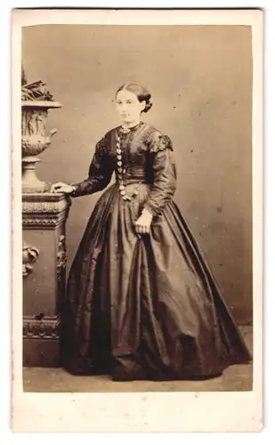 Fotografie G. Villiers, Newport, 8 Commercial Street, Portrait bildhübsche junge Frau im prachtvollen Kleid