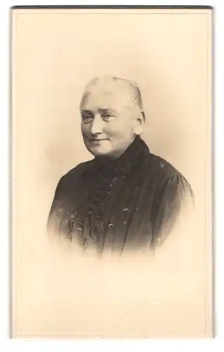 Fotografie Th. Yhr, Rönne, Portrait charmant lächelnde Frau in schwarzer Bluse mit hübscher Stickerei