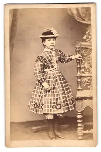 Fotografie J. DAvicce, Ort unbekannt, Portrait junges Mädchen im karierten Kleid mit Samthut