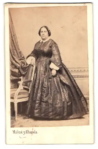Fotografie Moline y Albarade, Barcelona, Arolas 16, Portrait korpulente Frau im Biedermeierkleid mit Haarnetz