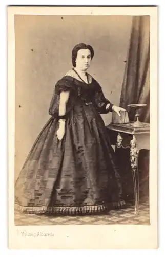 Fotografie Moline y Albarade, Barcelona, Arolas 16, Portrait Dame im Biedermeierkleid mit Fotoalbum