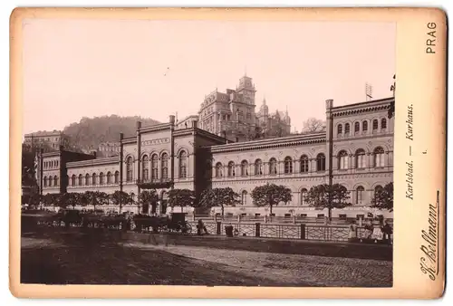 Fotografie K. Bellmann, Prag, Ansicht Karlsbad, wartende Kutschen vor dem Kurhaus