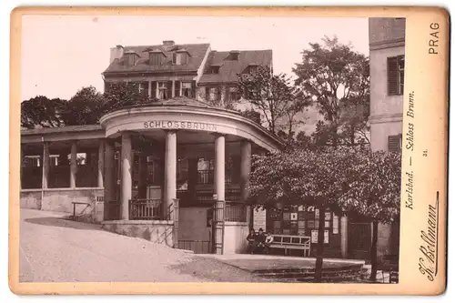 Fotografie K. Bellmann, Prag, Ansicht Karlsbad, Kinder warten auf der Bank vor dem Schloss Brunn