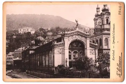 Fotografie K. Bellmann, Prag, Ansicht Karlsbad, Partie an der Sprudel Collonade