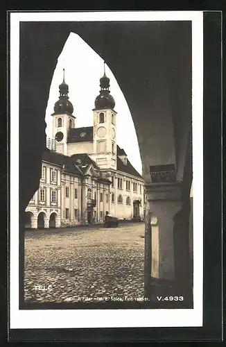 AK Telc, Blick durch einen Torbogen zur Kirche