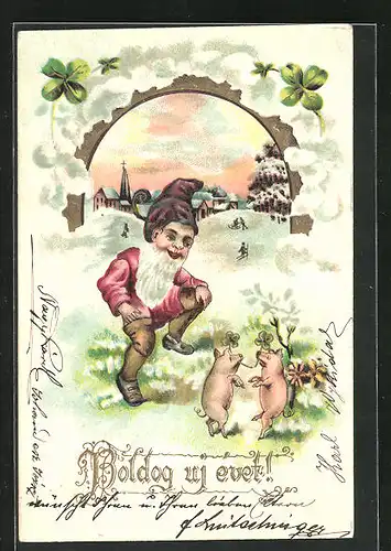 Präge-Lithographie Zwerg, Tanz im Schnee mit Schweinen vor der Ortschaft, Kleeblätter