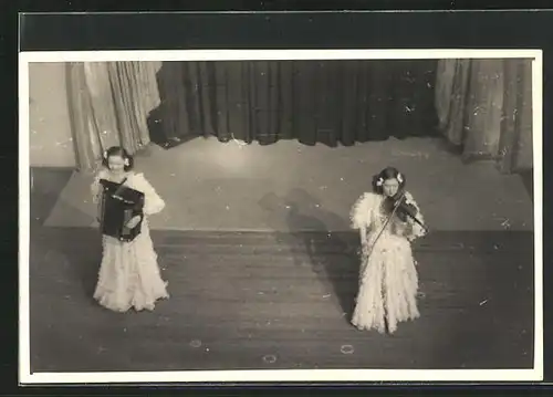 AK Akkordeon, junge Damen in weissen Kleidern auf der Bühne