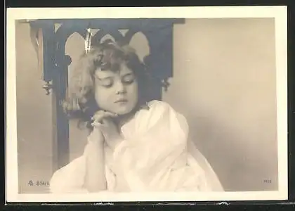 Mini-AK kleines Mädchen im weissen Kleid sitzend auf einem Stuhl