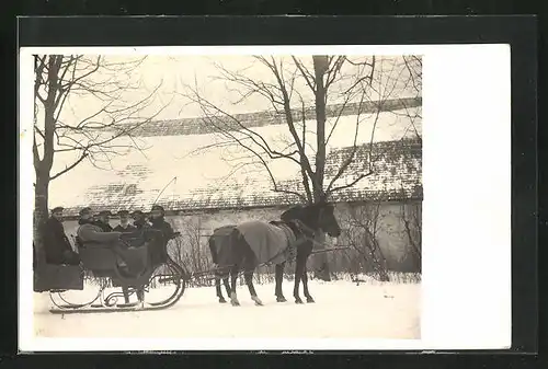 AK Pferdeschlitten, Herrengruppe in einem Schlitten im Schnee