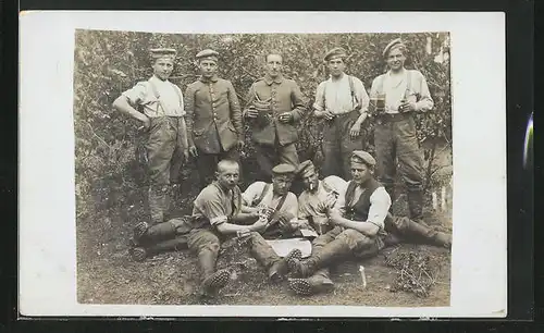 AK Kartenspiel, Gruppenbild junger Soldaten beim Spiel im Grünen