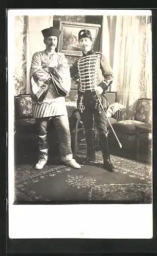 AK Fasching, zwei Herren in ihren Kostümen in der Stube