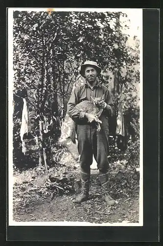 AK Jagd, Jäger mit einem Fuchs auf dem Arm