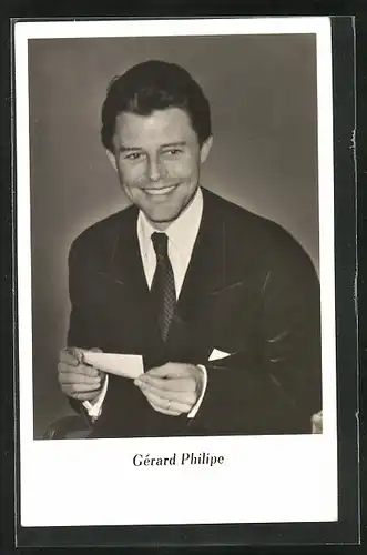 AK Schauspieler Gérard Philipe lächelnd im Anzug
