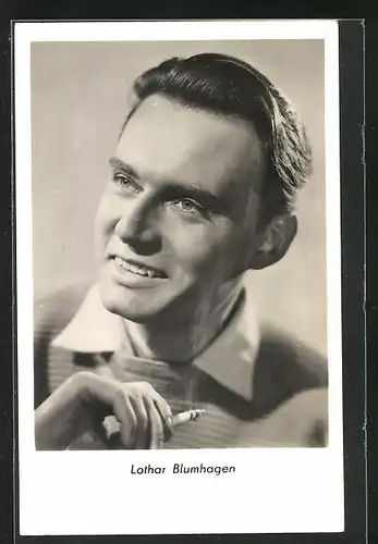 AK Schauspieler Lothar Blumhagen mit Zigarette