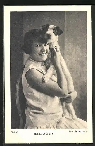 AK Schauspieler Hilde Wörner mit Hund im Arm