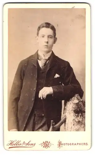 Fotografie Hellis & Sons, London-SW, 30, Clapham Road, Portrait junger Mann in modischer Kleidung
