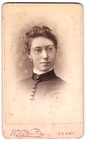 Fotografie W. W. Winter, Derby, Midland Road, Portrait junge Dame mit Brille und Kragenbrosche