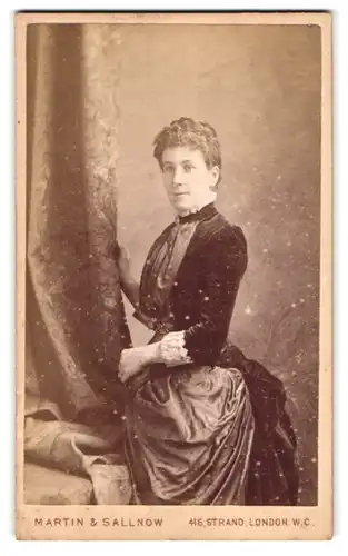Fotografie Martin & Sallnow, London-WC, 416, Strand, Portrait junge Dame im festlichen Kleid