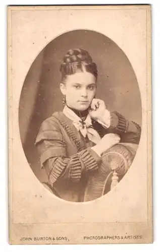 Fotografie John Burton & Sons, Leicester, Portrait junge Dame mit Hochsteckfrisur und Kreuzkette
