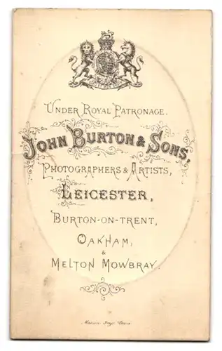 Fotografie John Burton & Sons, Leicester, Portrait junge Dame mit Hochsteckfrisur und Kreuzkette