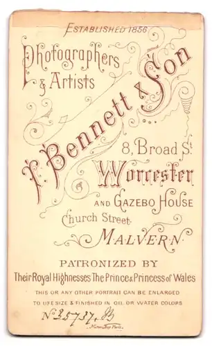 Fotografie T. Bennett & Son, Worcester, 8, Broad St., Portrait junge Dame in modischer Kleidung