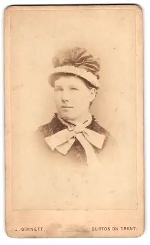 Fotografie J. Simnett, Burton on Trent, 154, Station Street, Portrait junge Dame mit Hut und Kragenschleife