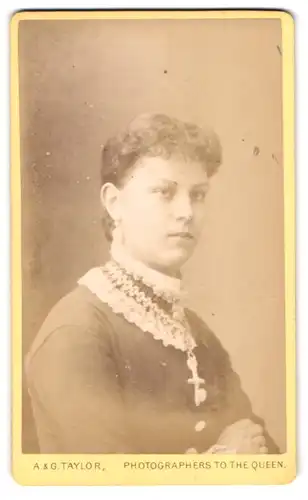 Fotografie A. & G. Taylor, Sheffield, 101 Norfolk Street, Portrait junge Dame mit Ohrringen und Kreuzkette