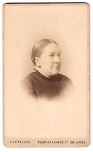 Fotografie A. & G. Taylor, London-EC, 70 & 78, Queen Victoria Street, Portrait beleibte Dame mit Flechtfrisur