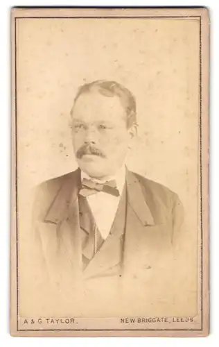 Fotografie A. & G. Taylor, Leeds, 34, Church Street, Portrait eleganter Herr mit Walross