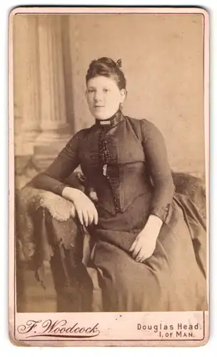 Fotografie J. Woodcock, Douglas Head /Isle of Man, Portrait bürgerliche Dame mit Kragenbrosche