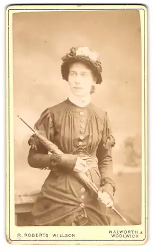Fotografie R. R. Willson, London, 48, Penrose St., Portrait junge Dame im Kleid mit Schirm