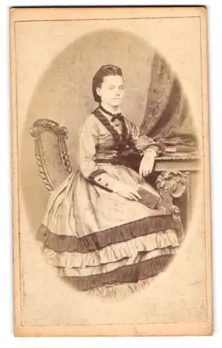 Fotografie unbekannter Fotograf und Ort, Portrait junge Dame im Kleid mit einem Buch