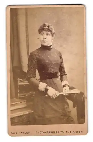 Fotografie A. & G. Taylor, Derby, 57, London Street, Portrait junge Dame im Kleid mit Fächer