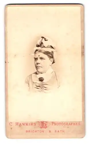 Fotografie C. Hawkind, Brighton, 32, 33 & 38, Preston Street, Portrait ältere Dame mit Haube und Kragenbrosche