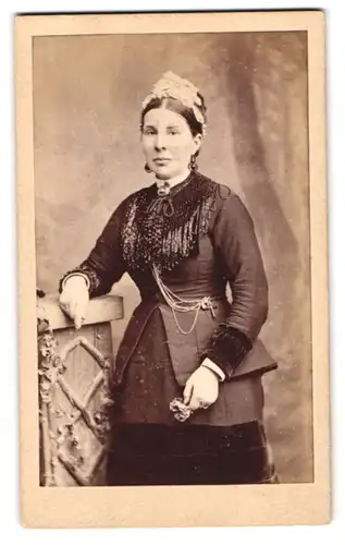 Fotografie F. Treble, Norwich, Portrait bürgerliche Dame mit Haube