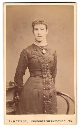 Fotografie A. & G. Taylor, Derby, 57, London Street, Portrait junge Dame im Kleid mit Amulett