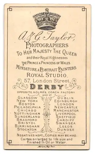 Fotografie A. & G. Taylor, Derby, 57, London Street, Portrait junge Dame im Kleid mit Amulett