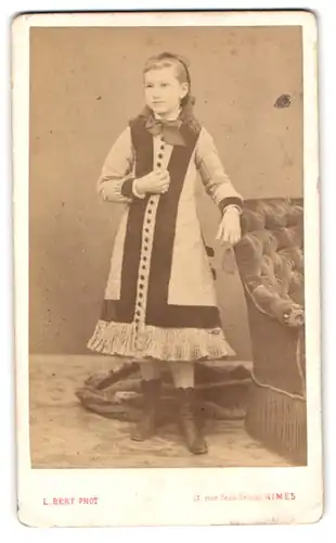 Fotografie L. Bert, Nimes, Rue Jean Reboul 24, Portrait junge Dame im modischen Kleid