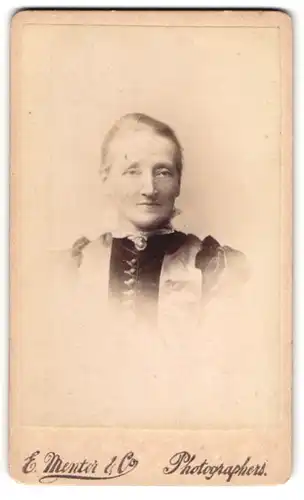 Fotografie E. Mentor & Co, Southampton, Cheltenham, 3, Bath Road, Portrait bürgerliche Dame mit Kragenbrosche