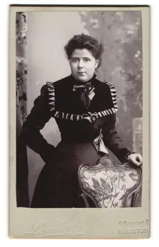 Fotografie Lewis & Co., Maidstone, Portrait junge Dame im modischen Kleid