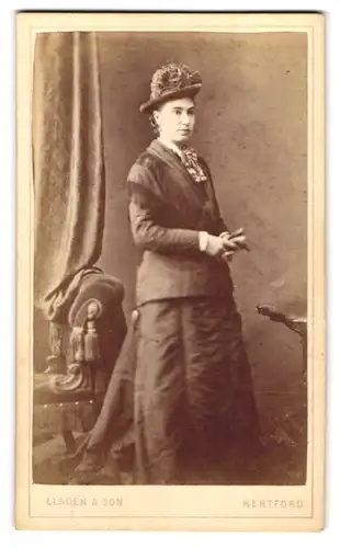 Fotografie Elsden & Son, Hertford, Portrait junge Dame in modischer Kleidung