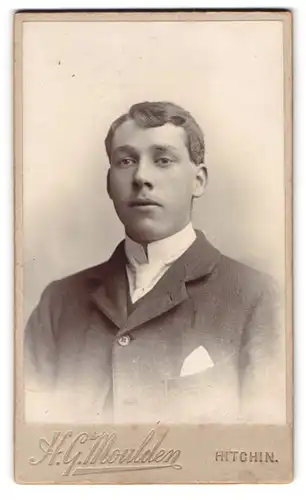Fotografie H. G. Moulder, Hitchin, Sun St., Portrait junger Herr im Anzug mit Krawatte