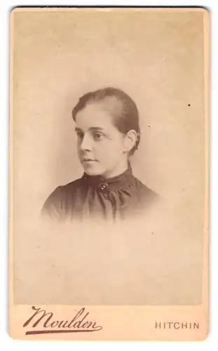 Fotografie H. G. Moulden, Hitchin, Portrait junge Dame mit Kragenbrosche