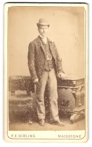 Fotografie E. E. Hibling, Maidstone, 125, Week St., Portrait junger Herr in modischer Kleidung