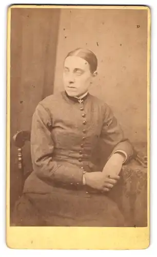 Fotografie W. Seymour, Tunbridge Wells, Portrait junge Dame in modischer Kleidung